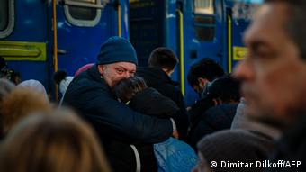 Люди на перроне вокзала в Киеве