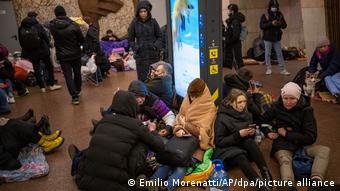 Ночи киевляне проводят на перронах метро