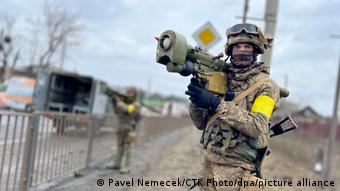 Украинский солдат в районе Киева, 5 марта