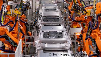 Автоматизированная сборка автомобилей BMW на головном заводе баварского концерна в Мюнхене