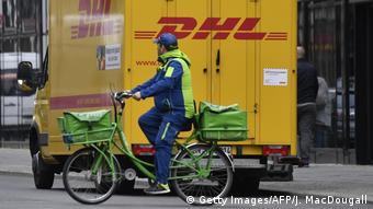 Грузовик DHL развозит посылки в Берлине