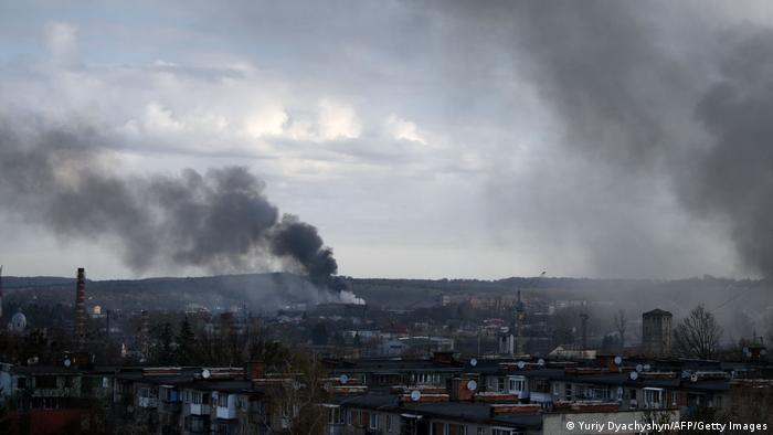 Столбы дыма на месте ударов ракетов во Львове 18 апреля