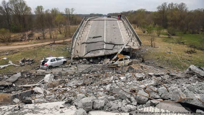 Разрушенный мост на дороге, ведущий в Малин, 16 апреля