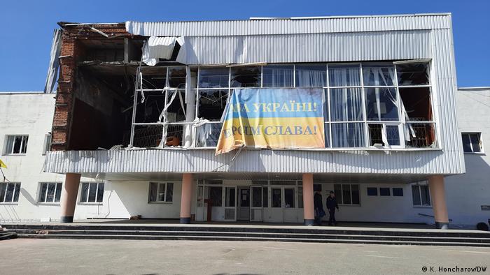 Поврежденный обстрелами дом культуры в Макарове под Киевом