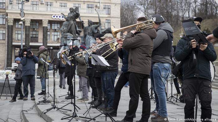 Киевский симфонический оркестр играет на улицах украинской столицы