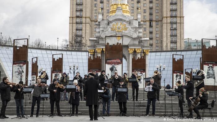 Участники Киевского симфонического оркестра выступают в центре украинской столицы