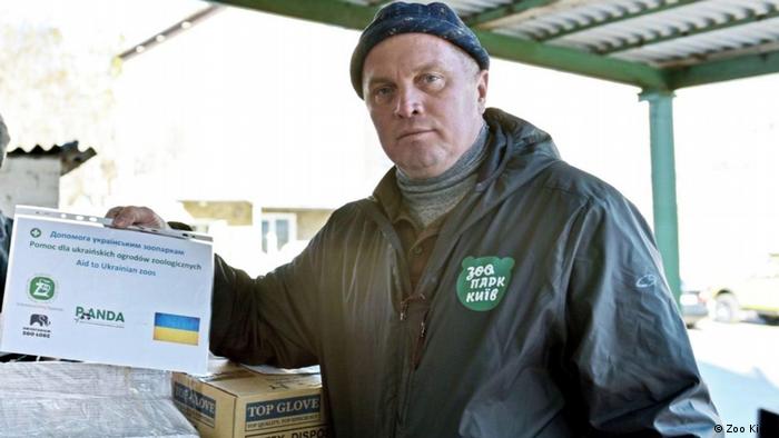 Директор Киевского зоопарка Кирилл Трантин принимает гуманитарную помощь из Европы