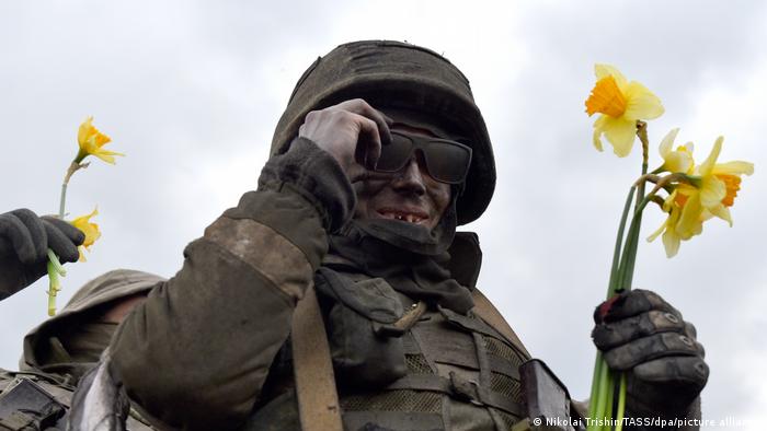 Служащий батальона Сомали с цветами в Донецке, 21 апреля