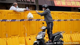 Весна 2022, локдаун в Шанхае. Курьеры привозят еду жителям города, чьи дома полностью огорожены