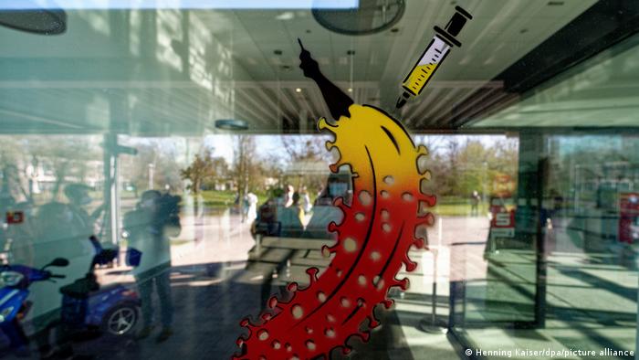 Работа Вакцинация банана на стеклянной входной двери больницы в кельнком районе Мерхайм