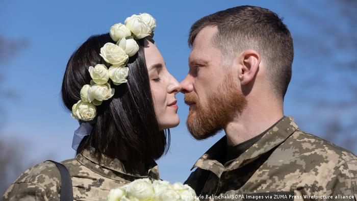 Bilderchronik des Krieges in der Ukraine | Kiew - Hochzeit