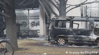 Сожженный автомобиль возле резиденции Назарбаева в Алматы