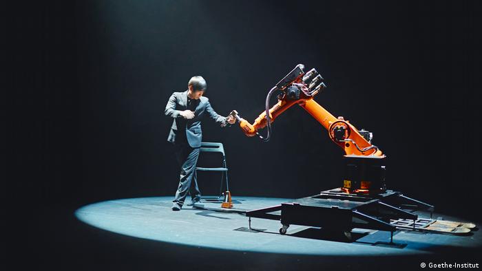 Танец с промышленным роботом