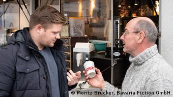 Консультант Bavaria Fiction Тобиас Вольф (слева) и мужчина с бумажным стаканчиком