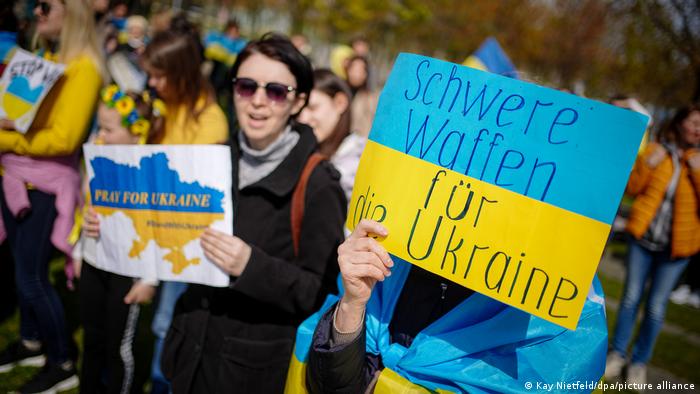 Акция в поддержку Украины перед ведомством федерального канцлера в Берлине, 25 апреля 2022 года