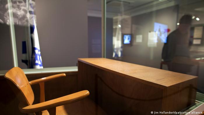 Стул, стол и стеклянная кабинка для обвиняемого позже были переданы в музей 