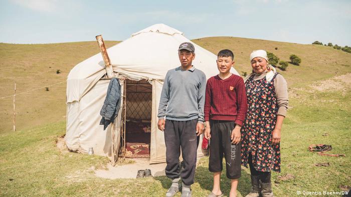 Семья кыргызских пастухов около своей юрты на летнем пастбище