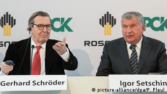ерхард Шрёдер и глава Роснефти Игорь Сечин во время пресс-конференции на НПЗ PCK Raffinerie в Шведте 22.01.2018