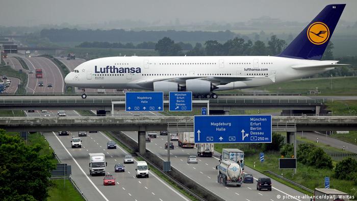 Самолет Airbus A380 компании Lufthansa пересекает автобан в аэропорту Лейпциг/Галле