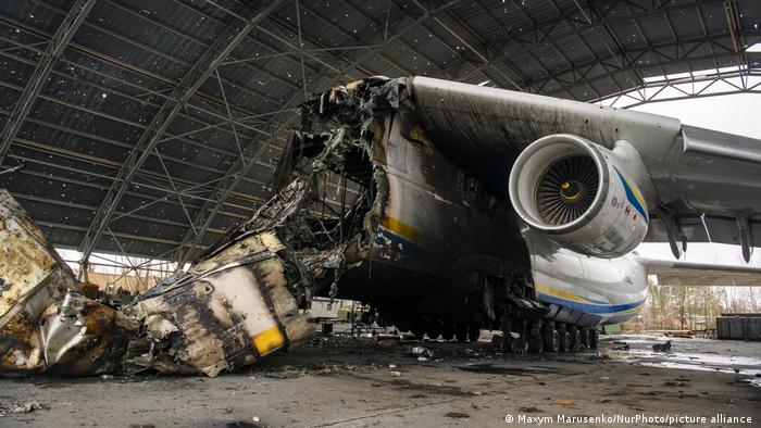 Разрушенный в ходе боевых действий Ан-225 Мрия в ангаре аэропорта Гостомель 