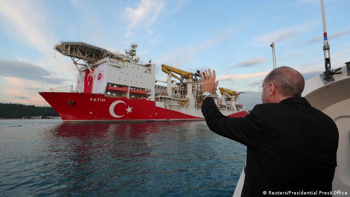 Реджеп Тайип Эрдоган машет рукой буровому судну Fatih
