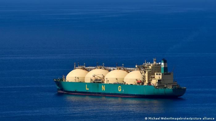 СПГ-танкер с надписью LNG в океане