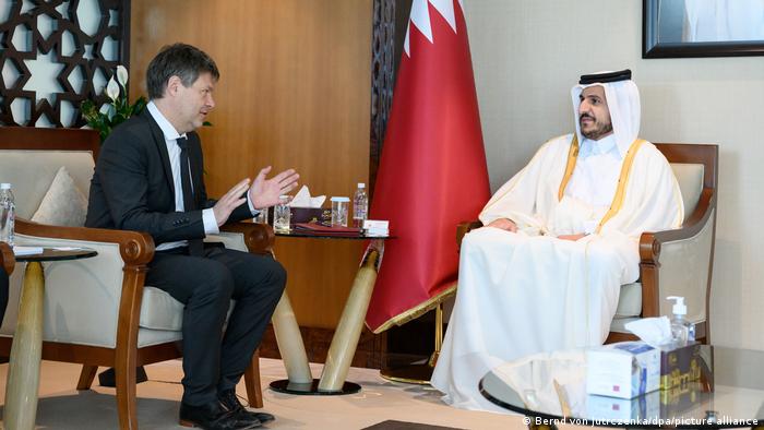 Министр экономики ФРГ Роберт Хабек ведет переговоры в Катаре