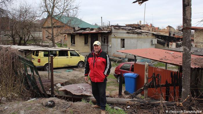Житель Ирпеня Григорий впервые после эвакуации приехал осмотреть свой сгоревший дом. На третий день попыток прорыва обороны Ирпеня россиянами загорелась крыша, после чего сгорело все строение.
