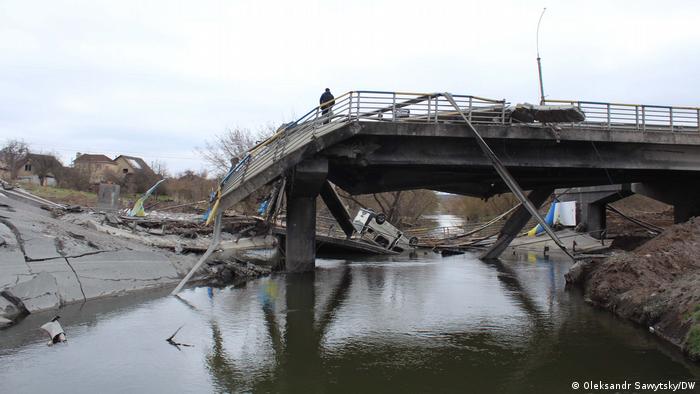 Взорванный украинскими военными мост через реку Ирпень сдержал российских захватчиков от вторжения в Киев.