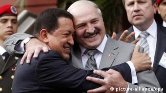 Чавес и Лукашенко обнимаются