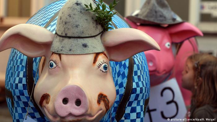 Скульптуры свиней в Баварии