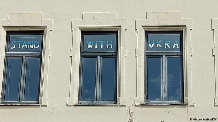 Слоган Stand with Ukraine в окнах коммунальной студенческой квартиры