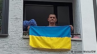Роман Манчул на балконе с украинским флагом