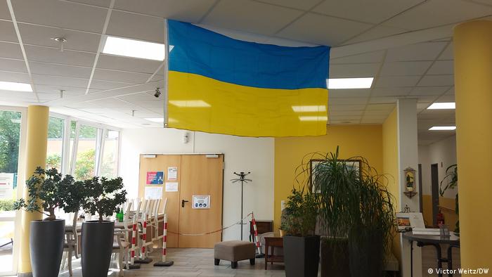 Украинский флаг в фойе дома престарелых в Кельне