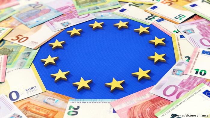 Денежные купюры евро и символ ЕС