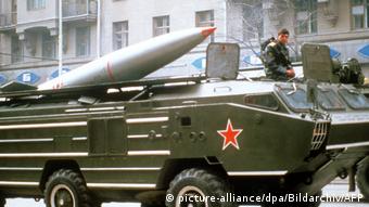 Cовесткая ракета, способная нести ядерную боеголовку, на параде (фото из архива)