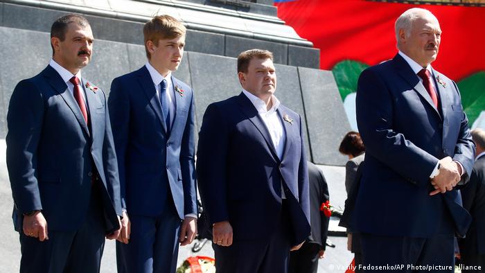 МИД Австралии наложил ограничения на Александра Лукашенко, его жену Галину и сына Виктора (на фото слева)