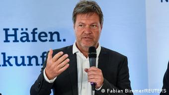 Министр экономики ФРГ Роберт Хабек во время пресс-конференции в Вильгельмсхафене 5 мая 2022 