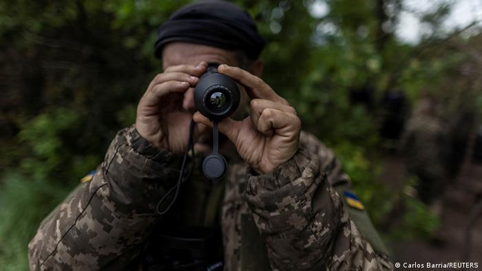  Военнослужащий Вооруженных сил Украины смотрит в тепловизор 