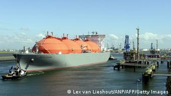 Заход СПГ-танкера в порт Роттердама