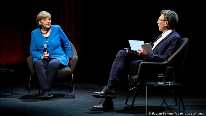 Ангела Меркель отвечает на вопросы журналиста Александера Осанга на сцене театра Шаубюне