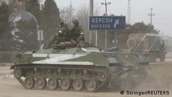 Российская бронетехника на дороге в Херсон