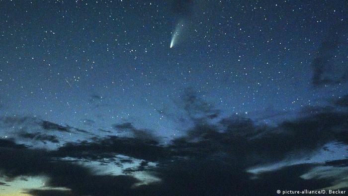Комета NeoWise в небе над Долиной Смерти
