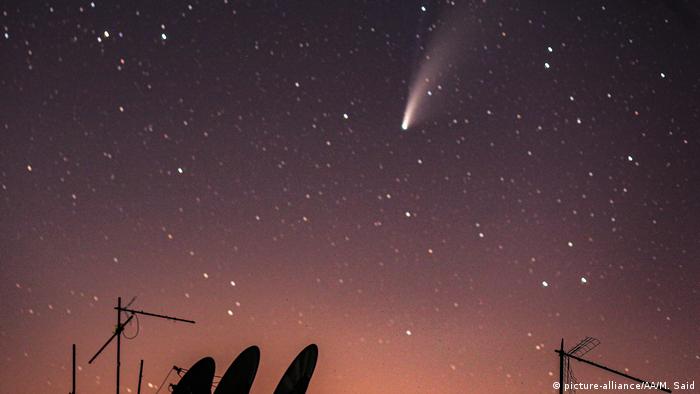 Комета NeoWise в небе над Идлибом