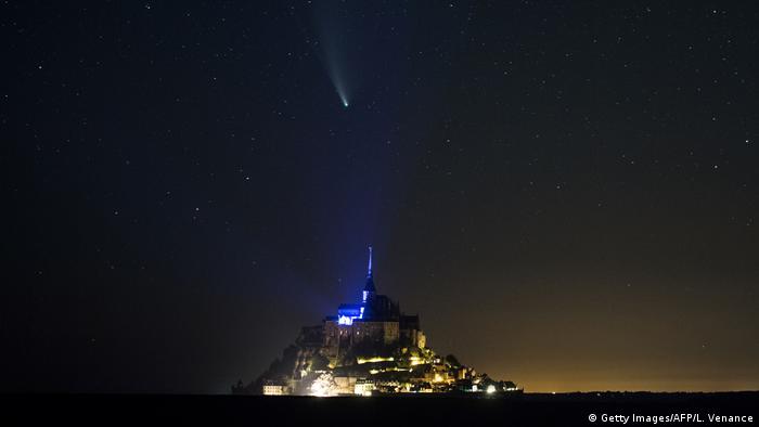 Комета NeoWise в небе над Нормандией