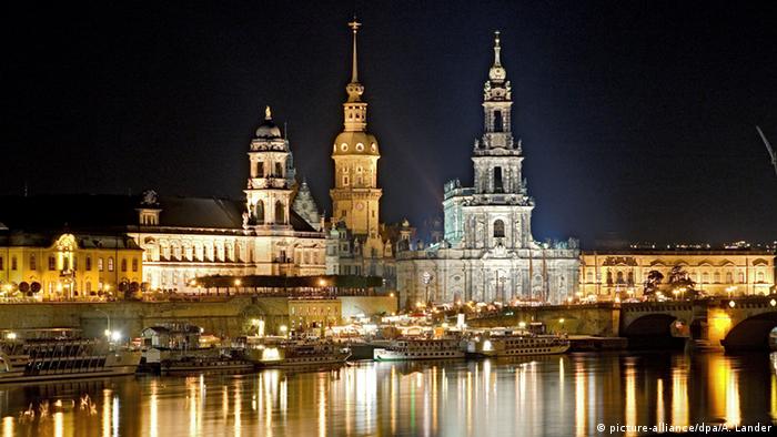 Deutschland Dresden Türmen der Katholischen Hofkirche 