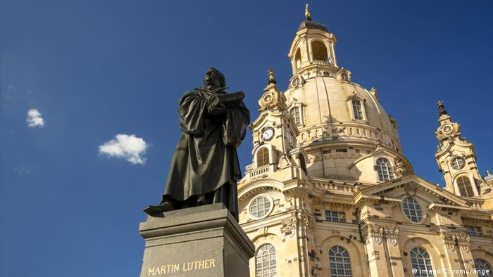 Martin Luther Denkmal mit der Frauenkirche Dresden