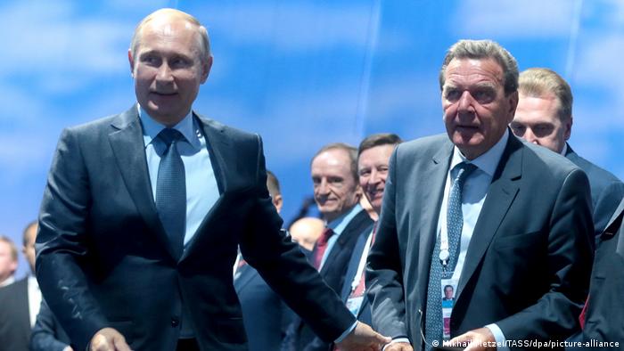 Герхард Шрёдер и Владимир Путин нра ВЭФ 4 сентября 2015 года