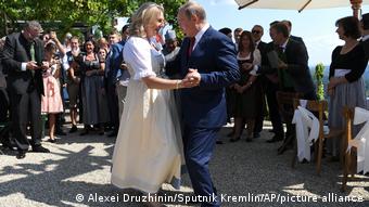 Октябрь 2018 года. Путин танцует с министром иностранных дел Австрии Кнайсль на ее свадьбе
