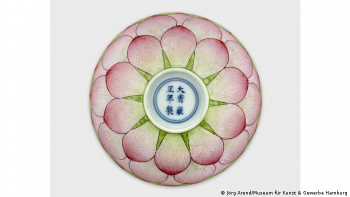 Тарелка в розовых тонах с мотивом распустившегося цветка